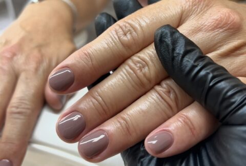 Manicura rusa con esmalte clásico