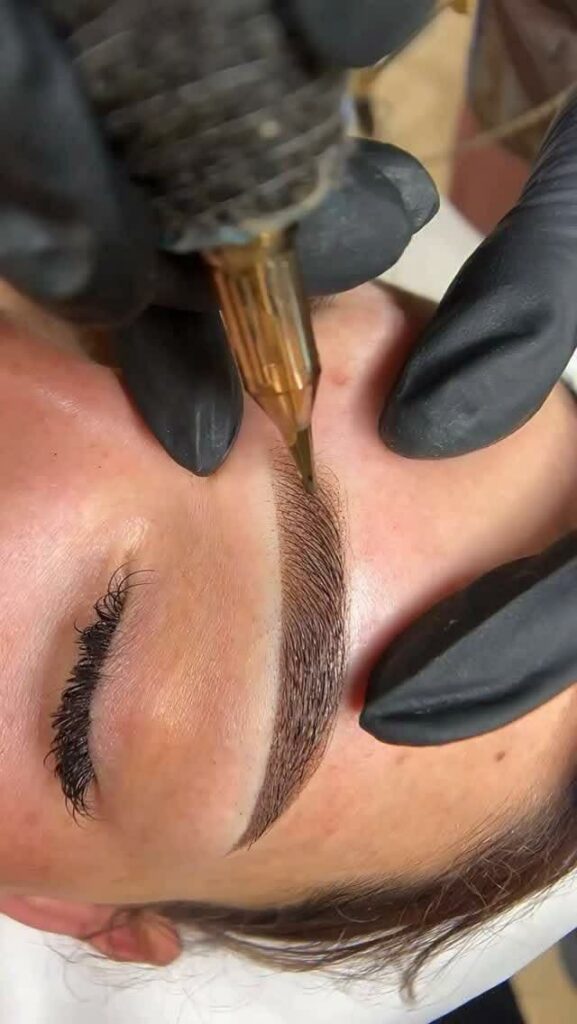 Diseño y micropigmentación de cejas en Vecindario